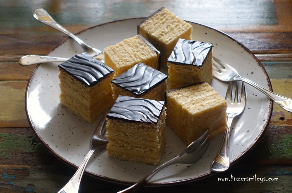 Honigschnitten mit Vanillecreme und Kakaoglasur, burgenländisch backen, Süßes mit ungarischen Wurzeln, Honigscherber, Zserbó, Zserbo, Gerbeaud, Vanillecreme ohne Puddingpulver, DIY Kakaoglasur, ohne Schokolade, Daniela Terenzi #linzersmileys