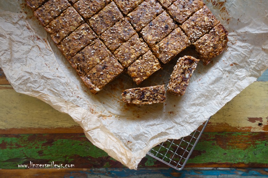 Müsliriegel DIY, Powersnack, zuckerreduziert, mit Nüssen und Trockenfrüchten, gesunder Energieschub, hochwertige Zutaten, vollwertig backen, Pausensnack, selbst gemacht, vegetarisch, mit Gewürzen, weihnachtlich, Lebkuchen, Orangenschale, Daniela Terenzi #linzersmileys