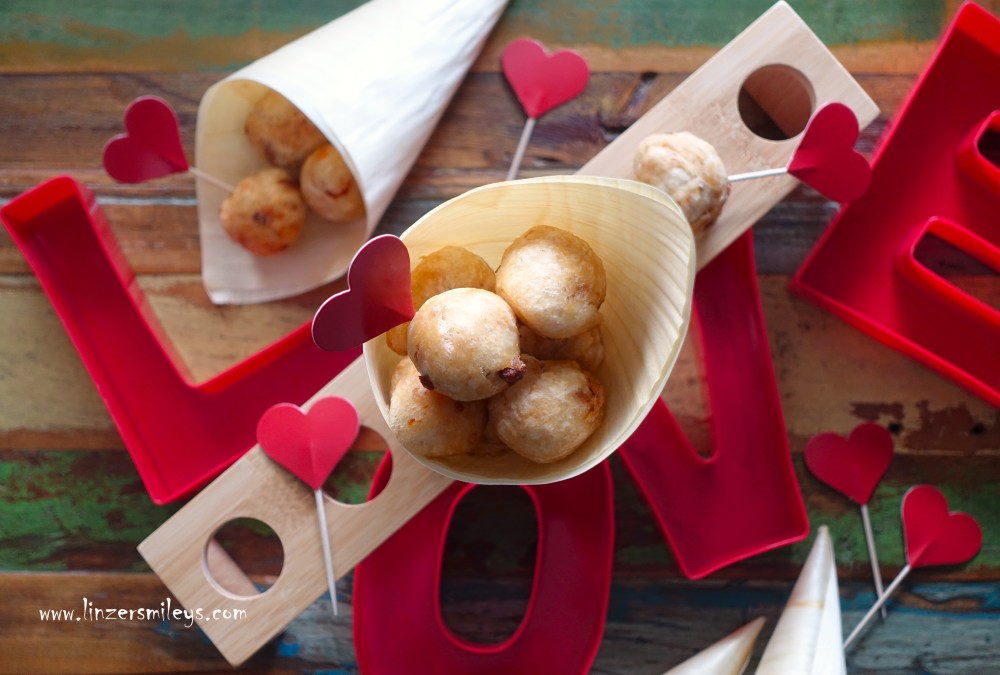 Pettole salate, Pettole tarantine, Karnevalsgebäck aus Süditalien, Apulien, Taranto, specialità pugliese, fritto, Frittiertes, herzhaft, salzig, mit getrockneten Tomaten, wie Pizza, mit Origano, Hefeteig, Germteig, Bällchen, palline fritte, Fasching, Karneval, carnevale italiano, vegan, vegetarisch, wenige Zutaten, Hefeteig ohne Ei, Daniela Terenzi #linzersmileys