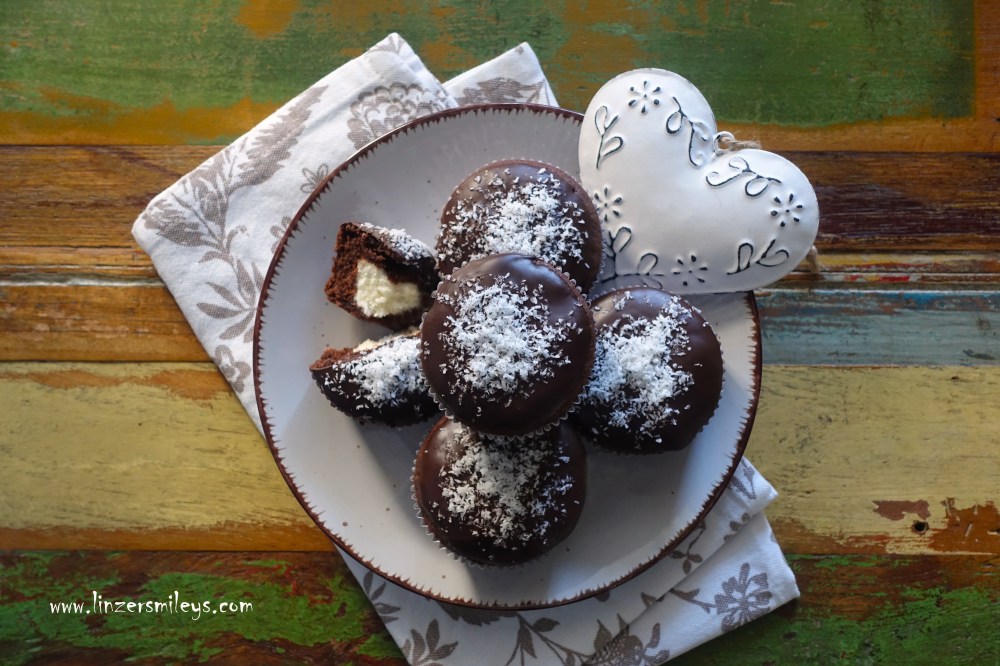 Schoko-Muffins mit Kokosfülle, mit Kokos-Herz, Süßes mit Herz, für den/die Herzallerliebste/n, Frischkäsefüllung, "Schlaflos-in-Wien"-Muffins, backen für den Valentinstag, vegetarisch, aus Frischkäseresten, "Kronen Zeitung"-Backbuch, Rezept adaptiert von Daniela Terenzi #linzersmileys