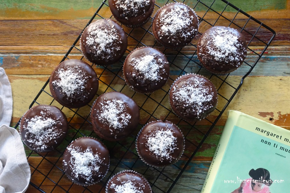 Schoko-Muffins mit Kokosfülle, mit Kokos-Herz, Süßes mit Herz, für den/die Herzallerliebste/n, Frischkäsefüllung, "Schlaflos-in-Wien"-Muffins, backen für den Valentinstag, vegetarisch, aus Frischkäseresten, "Kronen Zeitung"-Backbuch, Rezept adaptiert von Daniela Terenzi #linzersmileys
