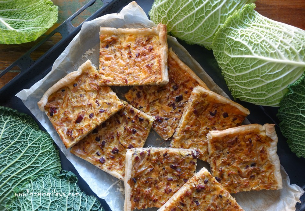 Blätterteigtarte mit Kohl und Speck, Wirsing, Wirz, Wintergemüse, warm oder kalt serviert, Torta salata con la verza e speck, pasta sfoglia, Partygericht, lecker, gschmackig, würzig, knusprig, Tarte au chou vert, Rezept von Daniela Terenzi #linzersmileys