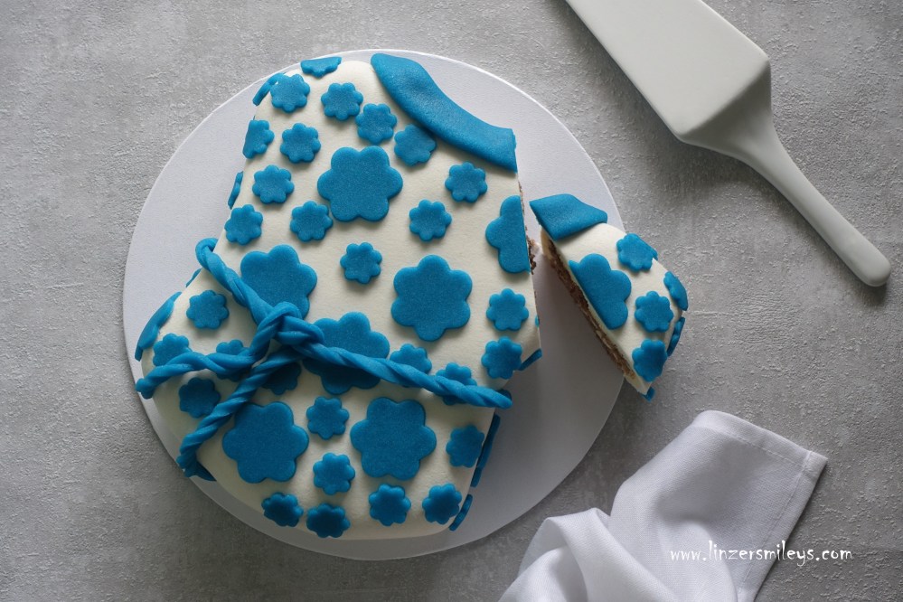 Süße Bluse „Millefleurs“, mit Marzipan-Blumen, Streublumenmotiv, Motivtorte mit Marzipan, eine Bluse zum Essen, zum Vernaschen, kreativ, Rezept von Daniela Terenzi #linzersmileys für den Weltfrauentag, Happy Women's Day, 8. März, Tag der Frau