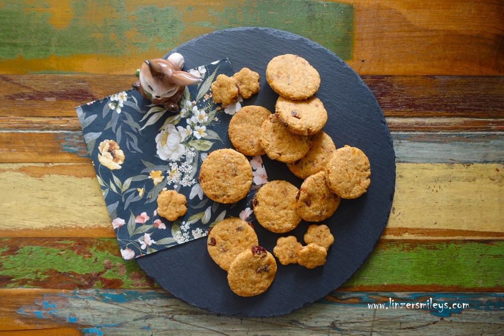 Fastenkekse, backen mit natürlicher Süße, ohne Extra-Zucker und Süßungsmittel, natürlich süß, Frühstückskekse, zum Knabbern für zwischendurch, gesunder Energielieferant, Trockenfrüchte, Marillen, Aprikosen, Rosinen, Apfelsaft, naturtrüb, Fastenzeit, Verzicht auf Süßes, Ostern, Osterhase, Biscotti per la colazione, senza zucchero aggiunto, gesund, Daniela Terenzi #linzersmileys