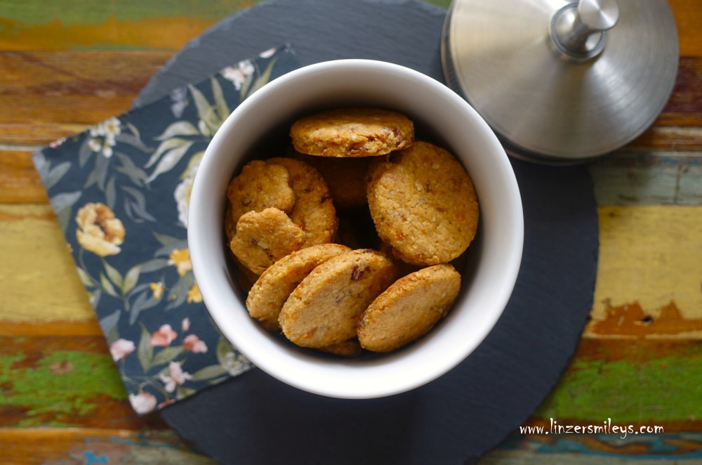 Fastenkekse, backen mit natürlicher Süße, ohne Extra-Zucker und Süßungsmittel, natürlich süß, Frühstückskekse, zum Knabbern für zwischendurch, gesunder Energielieferant, Trockenfrüchte, Marillen, Aprikosen, Rosinen, Apfelsaft, naturtrüb, Fastenzeit, Verzicht auf Süßes, Ostern, Osterhase, Biscotti per la colazione, senza zucchero aggiunto, gesund, Daniela Terenzi #linzersmileys