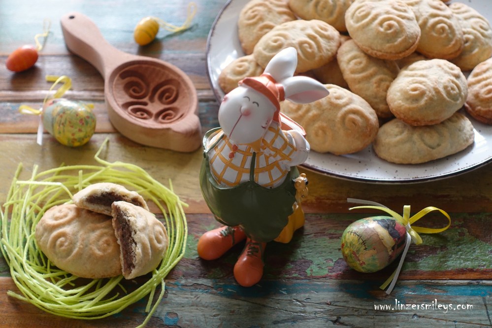 Ma’amoul auf Österreichisch, gefüllte Osterkekse mit Nüssen, Nussstrudelfüllung, Hohlform aus Holz, hübsch verziert, DIY Ostereier-Kekse, ohne Ei, vegetarisch, einfach zu veganisieren, lecker, kreativ, Ostersonntag, Ostermontag, Osterhase, süßes Osternest, Ma’amoul-Löffel aus Syrien, Dattelkekse, Rezept von Daniela Terenzi, Foodblog #linzersmileys