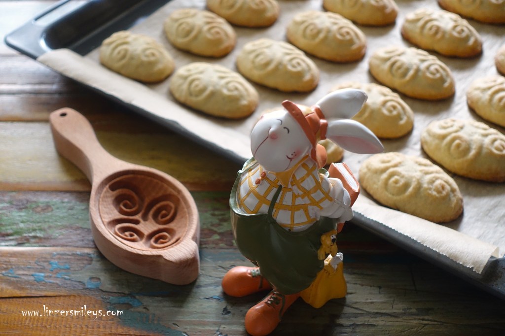 Ma’amoul auf Österreichisch, gefüllte Osterkekse mit Nüssen, Nussstrudelfüllung, Hohlform aus Holz, hübsch verziert, DIY Ostereier-Kekse, ohne Ei, vegetarisch, einfach zu veganisieren, lecker, kreativ, Ostersonntag, Ostermontag, Osterhase, süßes Osternest, Ma’amoul-Löffel aus Syrien, Dattelkekse, Rezept von Daniela Terenzi, Foodblog #linzersmileys