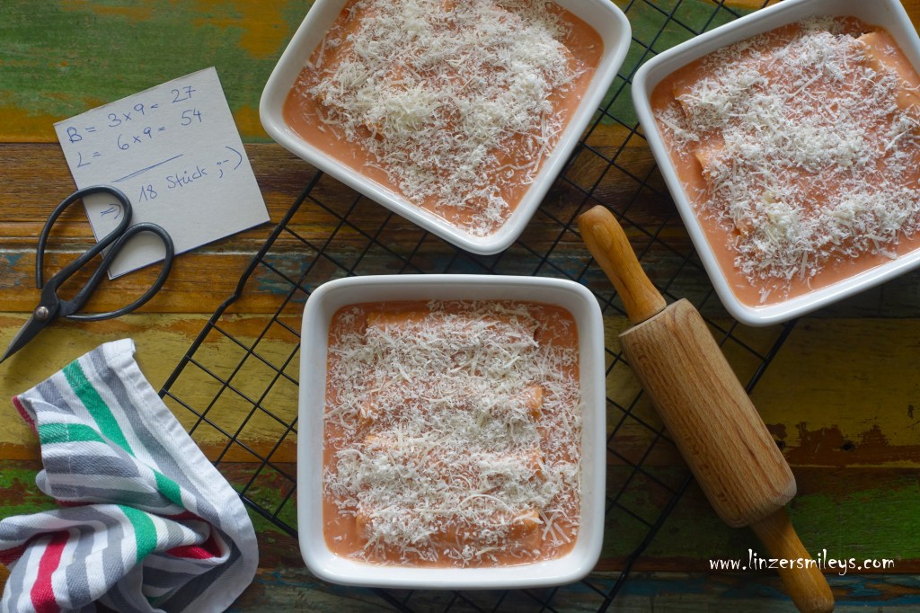 Cannelloni wie in Neapel, Napoli, cucina italiana, mit Fleischsoße und Salsiccia, grobkörnige Rohwurst aus Italien, Nudelauflauf, mit selbst gemachtem Nudelteig, Pasta all'uovo, mit Eiern, ohne Nudelmaschine, mit der Hand geknetet, mit dem Nudelholz ausgerollt, Röhrennudeln, gefüllte Nudeln, mit Liebe gemacht, mit Fleisch, con ragù alla napoletana, mit rosa Bechamelsoße, Béchamelsauce, besciamella rosa, überbacken, al forno, Sonntagsgericht, Slow Food, köstlich, Daniela Terenzi, Foodblog #linzersmileys