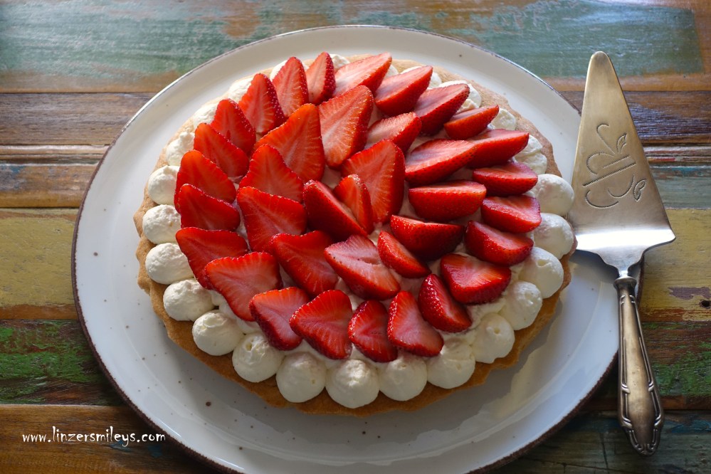 Tarte aux fraises, sablé breton, chantilly mascarpone, bretonischer Mürbteig, Sandkuchen, französisch backen, Obers-Mascarpone-Creme, Sahne-Mascarpone, mit frischen Erdbeeren, Erdbeerzeit, Erdbeerliebe, heimische Erdbeeren, zuckersüß, aus Österreich, Frühling, Sommer, vegetarisch, Daniela Terenzi #linzersmileys