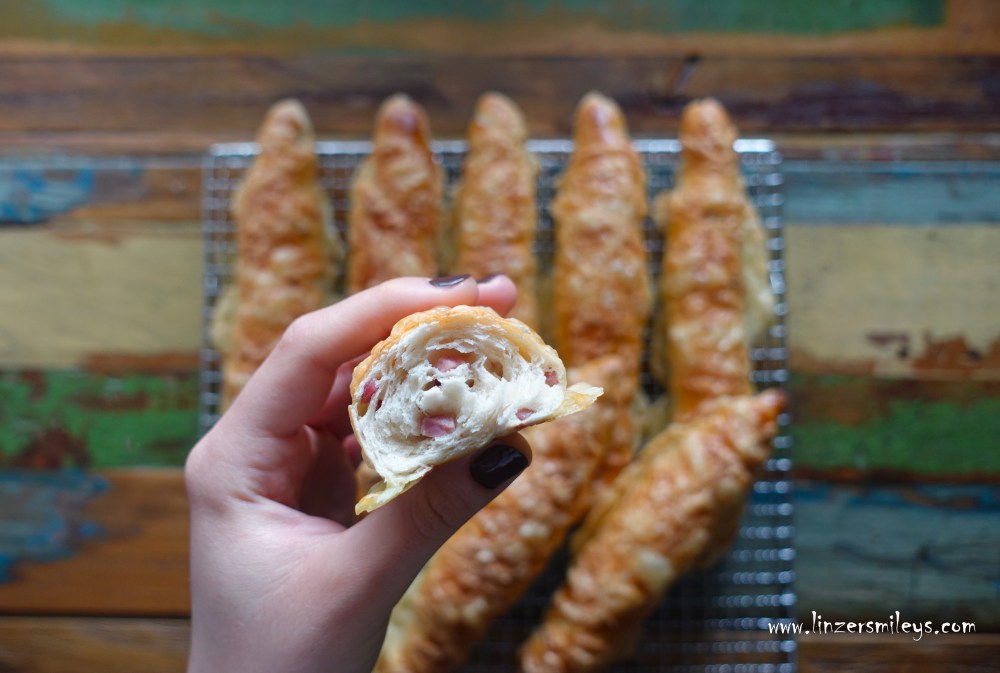 Käsestangerl mit Speck, Speckstangerl mit Käse, Käse-Speck-Stangerl, Salzstangerl DIY, selbst gemacht, Partysnack, Jause, Zwischenmahlzeit, Brot & Gebäck, perfekt fürs Gebäckkörberl, Brotstangen, Daniela Terenzi #linzersmileys