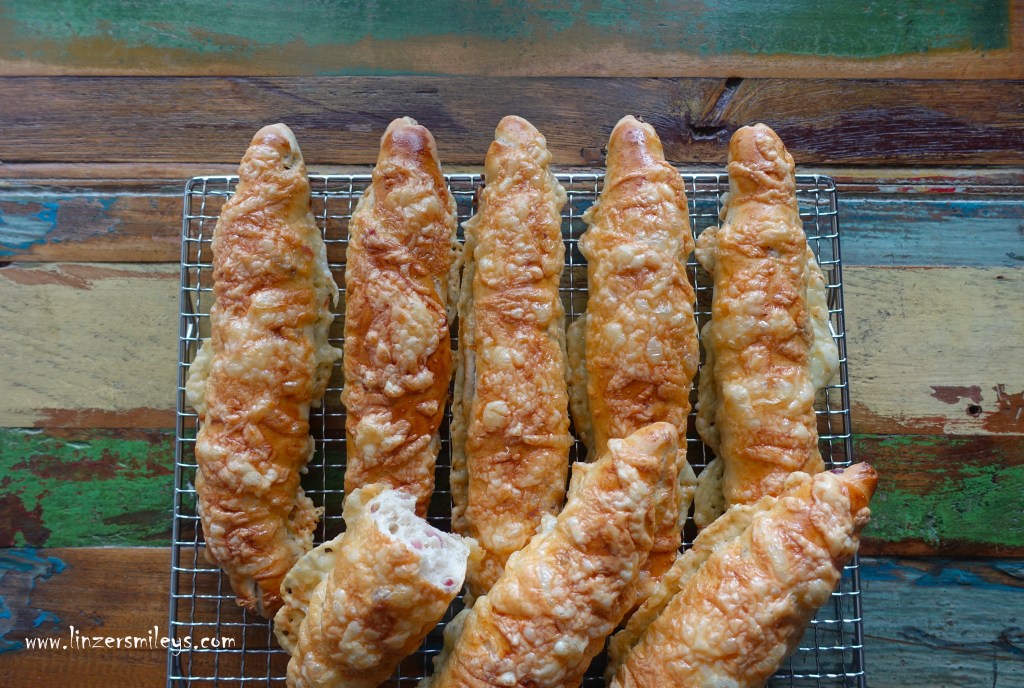 Käsestangerl mit Speck, Speckstangerl mit Käse, Käse-Speck-Stangerl, Salzstangerl DIY, selbst gemacht, Partysnack, Jause, Zwischenmahlzeit, Brot & Gebäck, perfekt fürs Gebäckkörberl, Brotstangen, Daniela Terenzi #linzersmileys