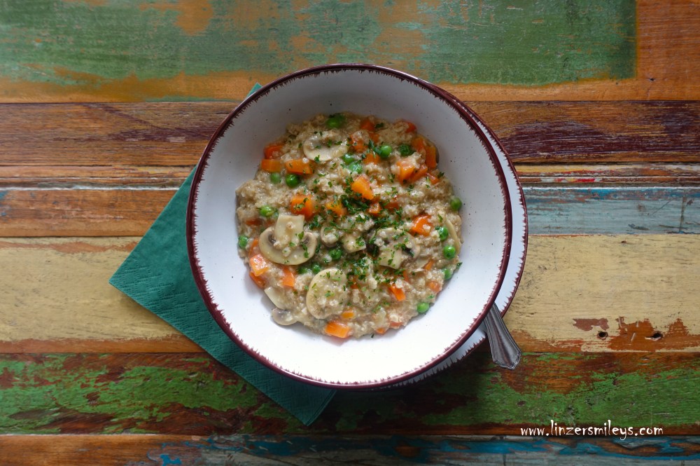 Wohlfühlessen, tröstlich, Garden Porridge, Porridge all'ortolana, nach Gärtnerinnen Art, Haferbrei, fiocchi d'avena, Haferflocken in Bio-Qualität, gesund, Vollkorn, Getreideküche, cereali, Frühstück de Luxe, englisch inspiriert, mit Curry, Karotten, Champignons und Erbsen, pikant, herzhaft, bauchwärmend, Comfort Food, Rezept von Daniela Terenzi #linzersmileys