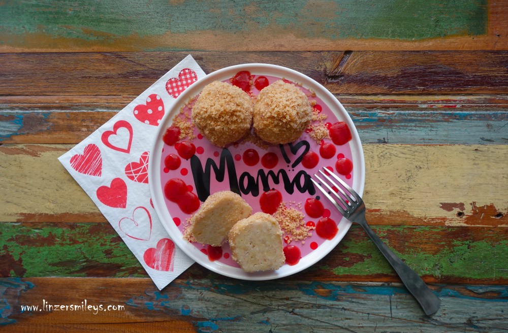 Resteverwertung, Zero-Waste-Knödel, Frischkäsereste, alter, trockener und speckiger Kuchen, zu schade für die Mülltonne, verwerten statt wegwerfen, restlos genießen, Resterlküche, nachhaltig, lecker, kreativ, mit Fruchtklecksen, Erdbeersoße, Muttertagsteller, Muttertag, flaumige Knödel, Mehlspeise, österreichisch, Rezept von Daniela Terenzi #linzersmileys