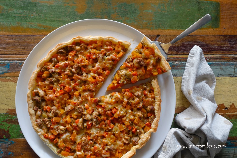 Blätterteigtarte mit Gemüse, veganer Bratwurst und Käse, mit Karotten und Kürbis, ohne Ei, vegetarisch backen, Rostbratwürste aus Erbsenprotein statt Salsicce, Salsiccia, italienische Rohwürste, ohne Fleisch, Rostbrat-Griller, Partygericht, Rezept von Daniela Terenzi vom Foodblog #linzersmileys