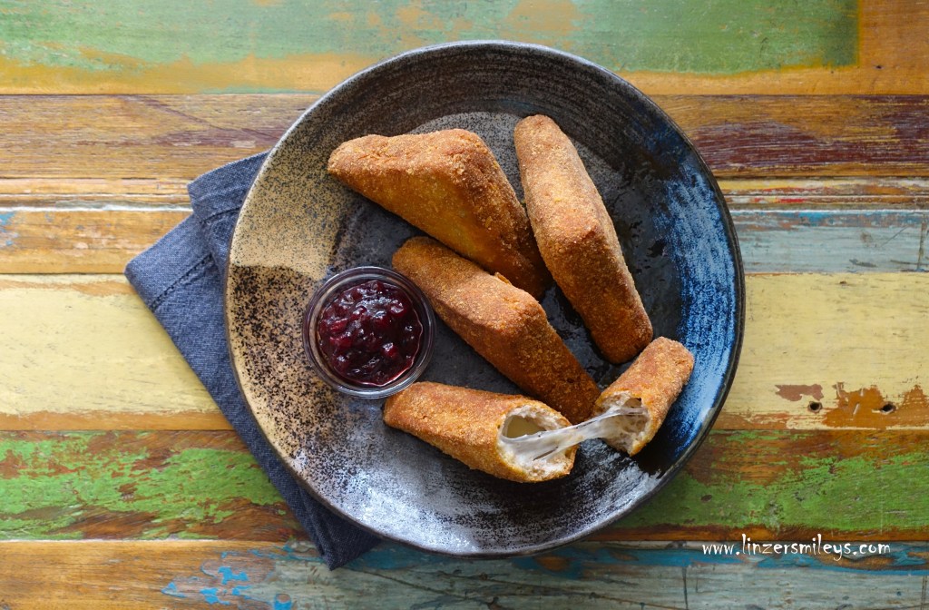 Mozzarella in carrozza, Mozzarella in der Kutsche, Mozzarella-Sandwich, paniert und frittiert, österreichisch garniert, mit Preiselbeermarmelade, wie Wagenräder, Resteverwertung, restlos genießen, nachhaltig, cucina povera, Arme-Leute-Essen, Partysnack, vegetarisch, köstlich, Daniela Terenzi vom Foodblog #linzersmileys
