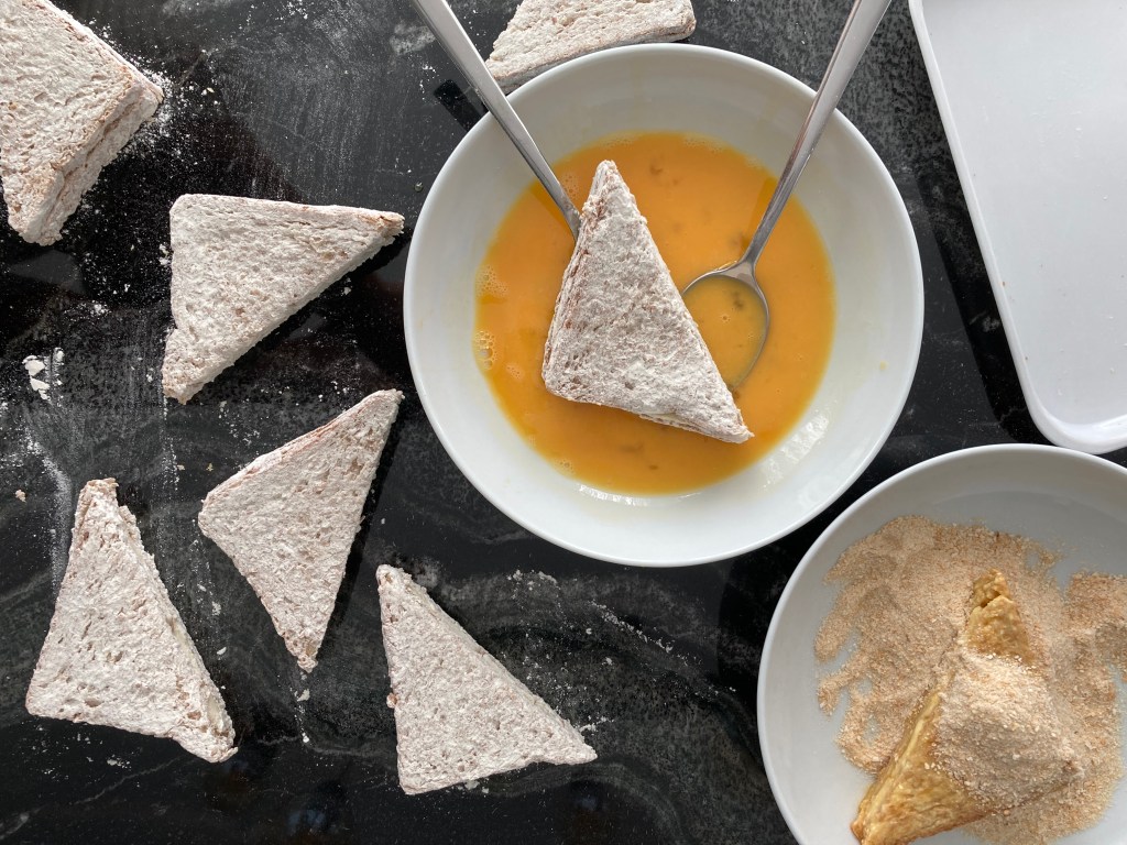 Mozzarella in carrozza, Mozzarella in der Kutsche, Mozzarella-Sandwich, paniert und frittiert, österreichisch garniert, mit Preiselbeermarmelade, wie Wagenräder, Resteverwertung, restlos genießen, nachhaltig, cucina povera, Arme-Leute-Essen, Partysnack, vegetarisch, köstlich, Daniela Terenzi vom Foodblog #linzersmileys