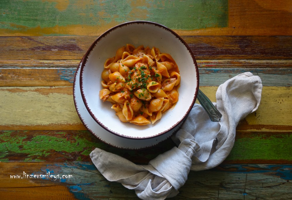 Cremige One Pot Pasta mit Thunfisch und Tomaten, Pasta al tonno e pomodoro cotta in una sola pentola, con panna, mit Obers, mit Sahne, Eintopf, Nudelgericht aus nur einem Topf, praktisch, einfach, köstlich, ohne Nudelsieb, pasta senza scolapasta, Foodtrend, mit Fisch, venerdì pesce, Fisch am Freitag, für Kochanfänger*innen geeignet, easypeasy, Rezept von Daniela Terenzi vom Foodblog #linzersmileys