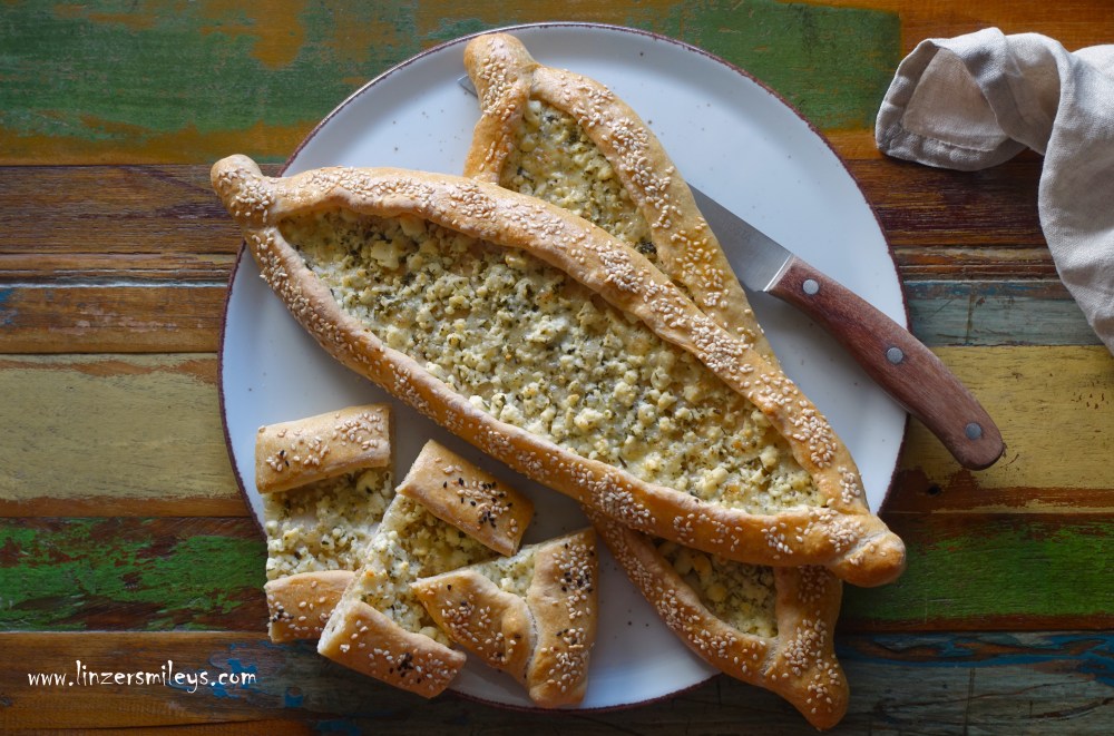 Kaşarlı Pide, Pide mit Käse, Hirtenkäse und Gouda, Feta, Schafkäse, mit Sesam und Schwarzkümmel, türkisch backen, vegetarisch, türkische Fladenbrote, Hefeteigschiffchen, Germteig, gefüllt, belegt, Kıymalı Pide, Fast Food, schnelles Essen, Street Food, Kappadokien, Anatolien, Urlaubserinnerungen, Daniela Terenzi, Food Blog #linzersmileys