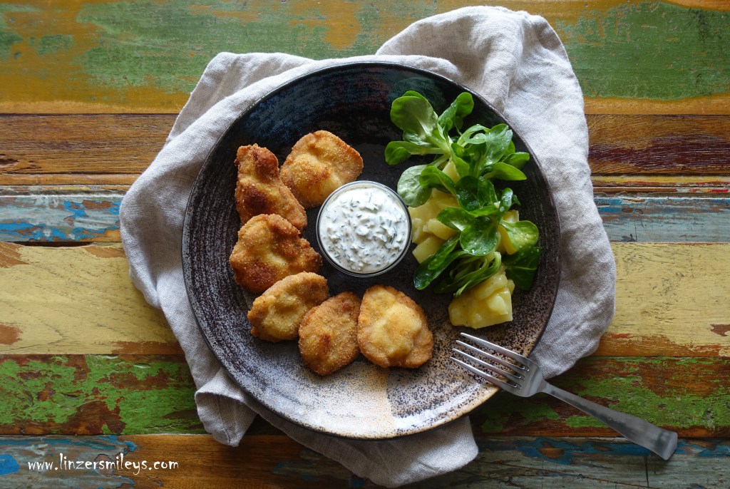 Auf Schnitzeljagd, zweierlei Schnitzel nach Wiener Art, Dukatenschnitzel, kaiserlich köstlich schmausen, goldgelb, Schweinefilet, Schweinslungenbraten, Kaiser Franz Josephs Leibspeise, Melanzanischnitzel, Auberginenschnitzel, vegetarisch, Panade, Panier, in Öl gebacken, österreichisch, Hausmannskost, Sonntagsessen, mit Remouladensoße, Preiselbeeren, Daniela Terenzi #linzersmileys