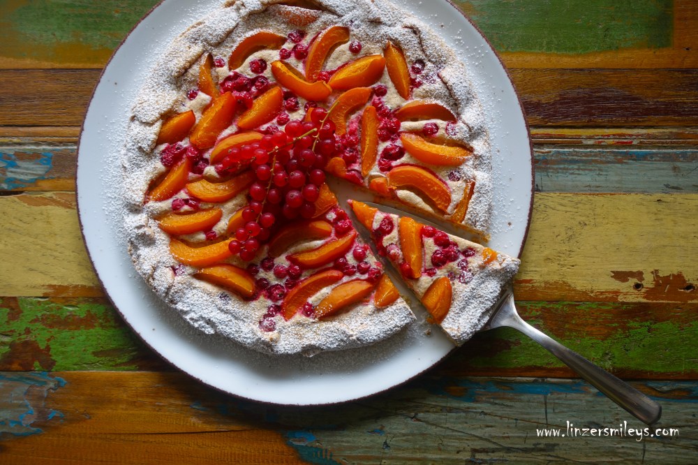 Galette mit Marillen und Ribiseln, Aprikosen, Rote Johannisbeeren, Sommerkuchen, backen, vegetarisch, mit Mandelbaiser, Bittermandelaroma, Marzipan, backen ohne Backform, ohne Küchenmaschine, Mürbteig, Teig mit den Händen kneten, formlos schön, Farbtupfer, sommerlicher Farb-Kick, Rezept von Daniela Terenzi, #linzersmileys