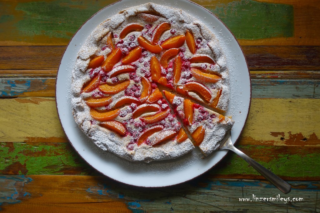Galette mit Marillen und Ribiseln, Aprikosen, Rote Johannisbeeren, Sommerkuchen, backen, vegetarisch, mit Mandelbaiser, Bittermandelaroma, Marzipan, backen ohne Backform, ohne Küchenmaschine, Mürbteig, Teig mit den Händen kneten, formlos schön, Farbtupfer, sommerlicher Farb-Kick, Rezept von Daniela Terenzi, #linzersmileys