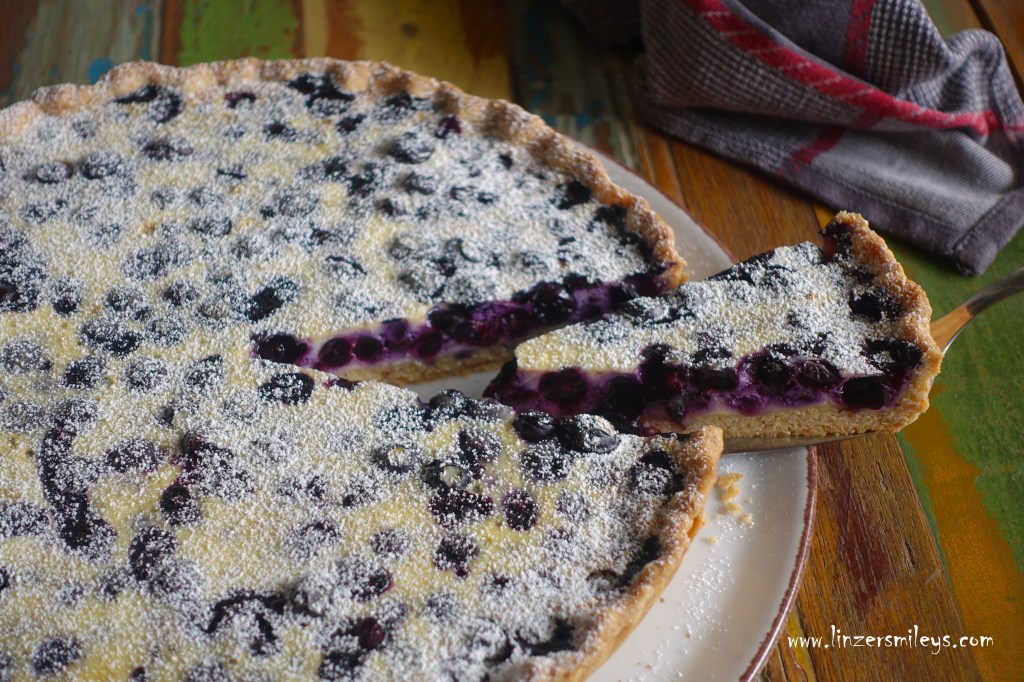 Heidelbeer-Wähe, Mürbteigtarte, Tarte, mit Heidelbeeren, Blaubeeren, mirtilli, blueberry, Sommer, frische Beeren, mit Skyr-Guss, Frischkäse, Joghurt, isländisch, skandinavisch backen, Obstkuchen, leicht, fruchtig, nicht zu süß, vegetarisch, Rezept von Daniela Terenzi #linzersmileys