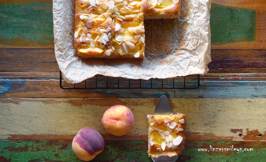 Pfirsichkuchen vom Blech, mit Mandeln, mit Marmelade, Kriecherl, Kriechenpflaumen, Steinobst, Obstkuchen, sommerlich, Sommerkuchen, Marzipan-Aroma, leicht, fruchtig, saftig, unglaublich lecker, mit frischen Pfirsichen, vegetarisch, Lieblingsobst, Kuchenrezept von Daniela Terenzi #linzersmileys
