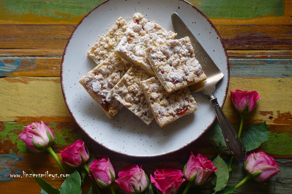 Prasselkuchen, ostdeutsche Spezialität, DDR-Rezept, kulinarische Zeitreise, Kuchen aus Blätterteig, Marmelade/Konfitüre und Streuselbelag, Butterstreusel, knusprig, fruchtig, einfach und schnell backen, vegan, vegetarisch, EasyBaking, Rezeptvariante von Daniela Terenzi vom Foodblog #linzersmileys