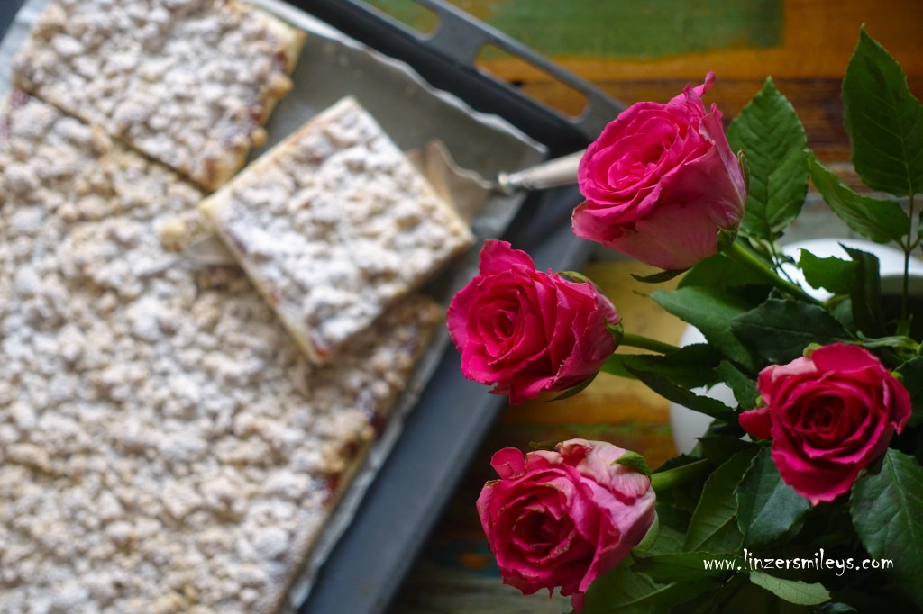 Prasselkuchen, ostdeutsche Spezialität, DDR-Rezept, kulinarische Zeitreise, Kuchen aus Blätterteig, Marmelade/Konfitüre und Streuselbelag, Butterstreusel, knusprig, fruchtig, einfach und schnell backen, vegan, vegetarisch, EasyBaking, Rezeptvariante von Daniela Terenzi vom Foodblog #linzersmileys