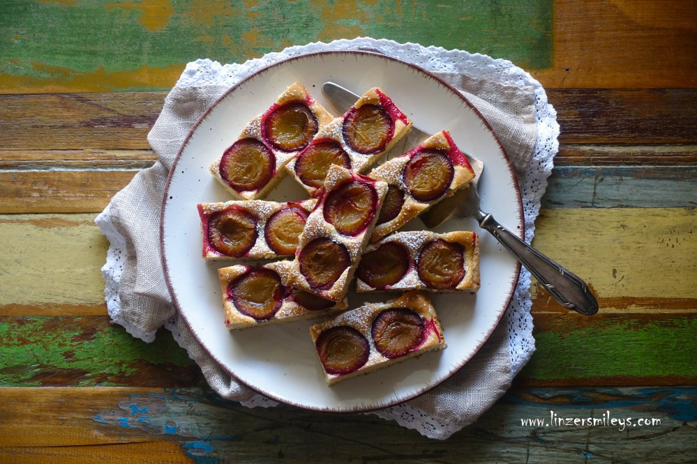 Zwetschkenkuchen, Pflaumen, Zwetschgen, Obstkuchen, sommerlich backen, Herbst, Steinobst, vegetarisch, kulinarische Zeitreise, altes Rezept, aus Omas Kochbuch, backen wie früher, Süßes, fruchtig, aus wenigen Zutaten, zuckerreduziert, 100 Jahre, nachgebacken von Daniela Terenzi #linzersmileys