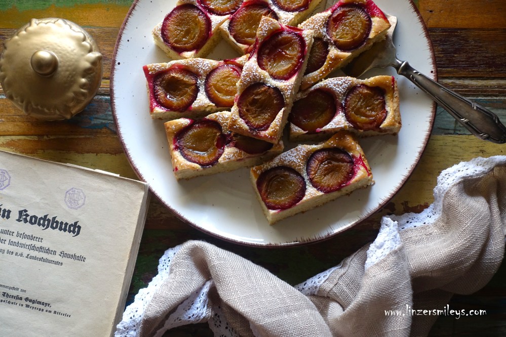 Zwetschkenkuchen, Pflaumen, Zwetschgen, Obstkuchen, sommerlich backen, Herbst, Steinobst, vegetarisch, kulinarische Zeitreise, altes Rezept, aus Omas Kochbuch, backen wie früher, Süßes, fruchtig, aus wenigen Zutaten, zuckerreduziert, 100 Jahre, nachgebacken von Daniela Terenzi #linzersmileys