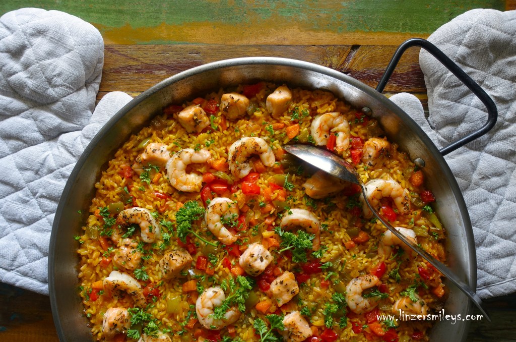 Paella mit Lachs und Garnelen aus dem Backofen, spanische Spezialität, Paella-Pfanne aus Barcelona, Familiengericht, Sonntagsküche, mit Fisch und Meeresfrüchten, mit Gemüse, kulinarische Reise, Reisgericht, Rezept von Daniela Terenzi #linzersmileys
