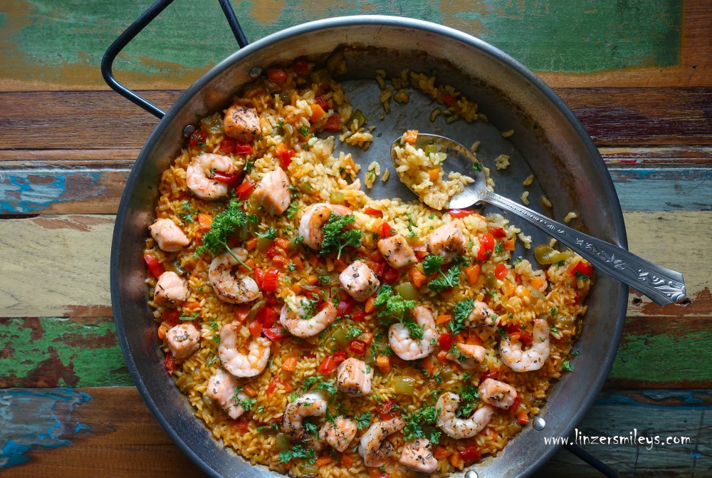 Paella mit Lachs und Garnelen aus dem Backofen, spanische Spezialität, Paella-Pfanne aus Barcelona, Familiengericht, Sonntagsküche, mit Fisch und Meeresfrüchten, mit Gemüse, kulinarische Reise, Reisgericht, Rezept von Daniela Terenzi #linzersmileys