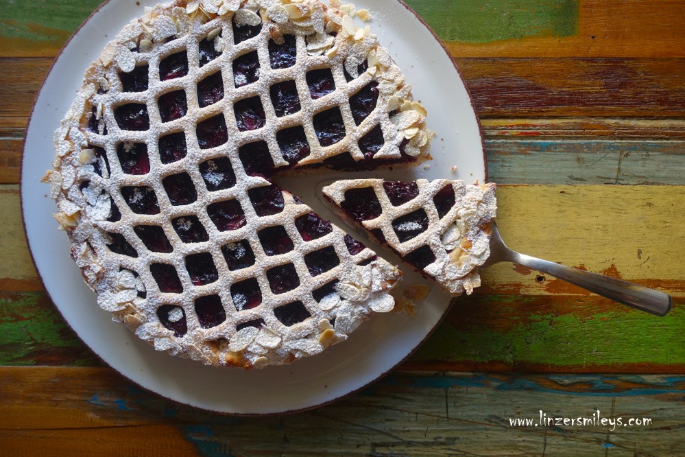 Vlaai, Limburger Pie, niederländisch, holländisch, Tarte, Kuchen, aus Hefeteig, mit Fruchtfüllung, mit Äpfeln und Heidelbeeren, Blaubeeren, nicht zu süß, fruchtig, sommerlich leicht, köstlich, Gitterstanze, Gitterkuchen, Rezept von Daniela Terenzi #linzersmileys