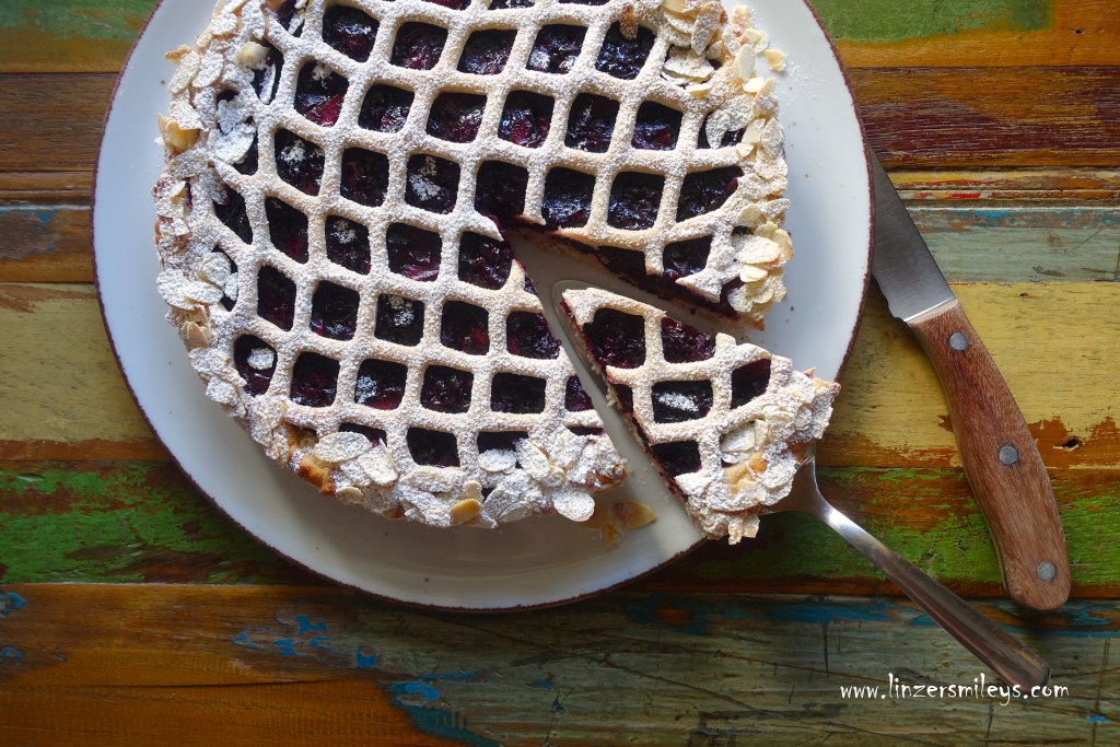 Vlaai, Limburger Pie, niederländisch, holländisch, Tarte, Kuchen, aus Hefeteig, mit Fruchtfüllung, mit Äpfeln und Heidelbeeren, Blaubeeren, nicht zu süß, fruchtig, sommerlich leicht, köstlich, Gitterstanze, Gitterkuchen, Rezept von Daniela Terenzi #linzersmileys