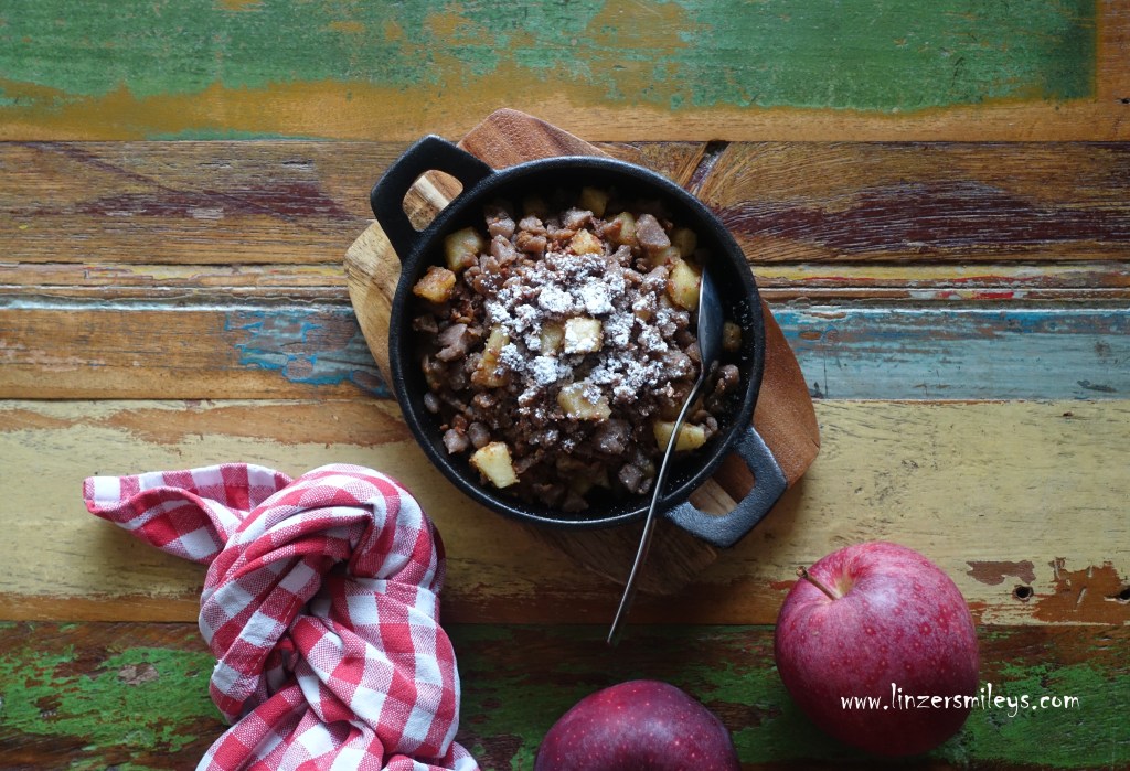 Südtiroler Schmankerl, glutenfrei, Schwarzplentener Riebl, Buchweizenmehl, Schmarrn, Schmarren, mit Äpfeln, Preiselbeermarmelade, einfache Hausmannskost, Hüttenjause, wandern, Bergsteigen, kulinarische Zeitreise, Rezept von Daniela Terenzi #linzersmileys