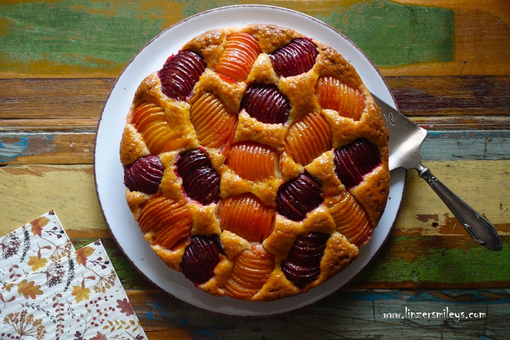 Pflaumentarte bicolour, bicolor, zweifärbig, mit hellen und dunklen Pflaumen, Zwetschken, Mandeln, Bittermandel-Aroma, Marzipan und Zimt, Mandelkuchen, aromatisch, köstlich, Blickfang, Eyecatcher, Tarte aux prunes, dolce con le prugne, Rezept von Daniela Terenzi #linzersmileys
