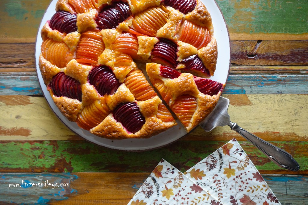 Pflaumentarte bicolour, bicolor, zweifärbig, mit hellen und dunklen Pflaumen, Zwetschken, Mandeln, Bittermandel-Aroma, Marzipan und Zimt, Mandelkuchen, aromatisch, köstlich, Blickfang, Eyecatcher, Tarte aux prunes, dolce con le prugne, Rezept von Daniela Terenzi #linzersmileys