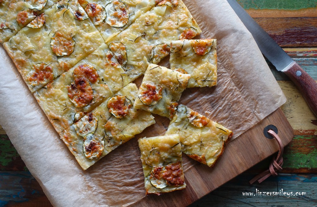 Schiacciata di patate e zucchine, flache Kartoffel-Zucchini-Tarte, mit Rosmarin, Kartoffel-Puffer aus dem Ofen, Snack, perfekt zum Aperitif, aperitivo italiano, vegetarisch, Herbst, italienisch backen, mit wenigen Zutaten, ohne Ei, Gemüse-Küche, Köstliches aus dem Backofen, Rezept von Daniela Terenzi #linzersmileys