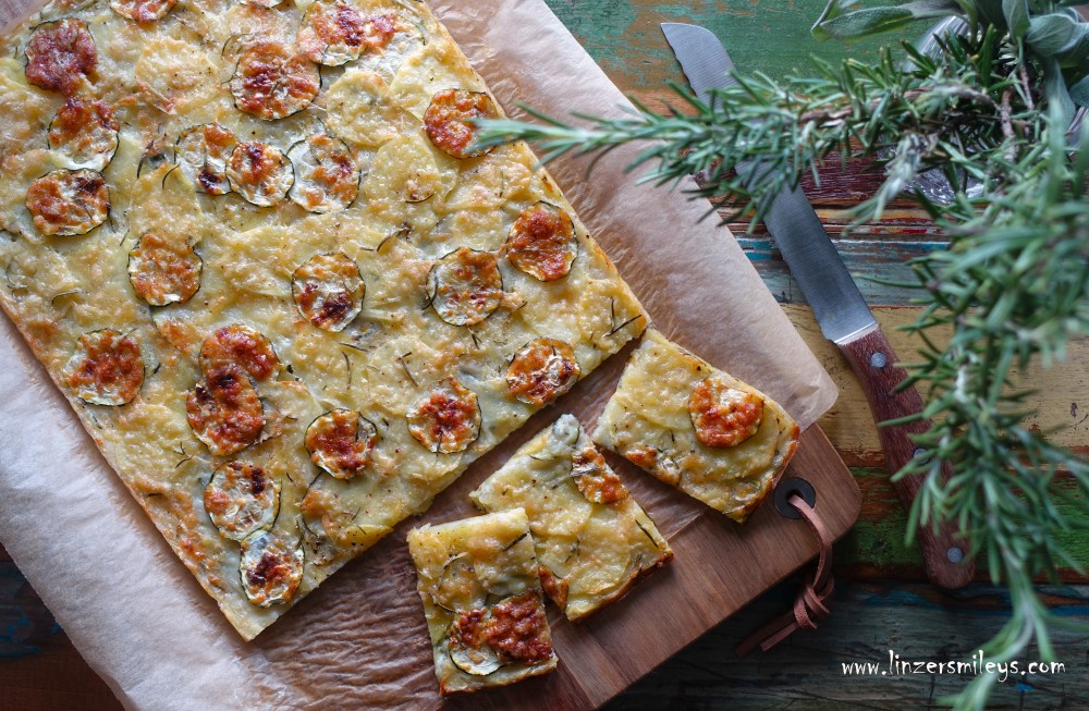 Schiacciata di patate e zucchine, flache Kartoffel-Zucchini-Tarte, mit Rosmarin, Kartoffel-Puffer aus dem Ofen, Snack, perfekt zum Aperitif, aperitivo italiano, vegetarisch, Herbst, italienisch backen, mit wenigen Zutaten, ohne Ei, Gemüse-Küche, Köstliches aus dem Backofen, Rezept von Daniela Terenzi #linzersmileys