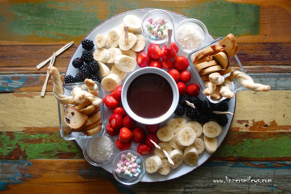 Schokofondue, Fondue, Schokosoße, Schokobrunnen, Zartbitterschokolade, Obers, Sahne, ohne Alkohol, Partygericht, Obstspieße, vegetarisch, mit Früchten, Beeren, frisches Obst, Bananen, Kokosflocken, Marshmallows, zum Eintunken, Baicoli, venezianischer Zwieback, biscotti veneziani, venezianische Kekse, mit Rosinen, Rezeptidee von Daniela Terenzi #linzersmileys