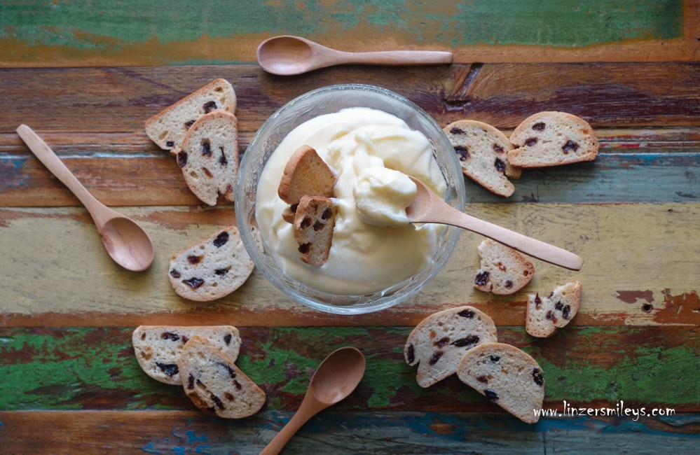 Vanillecreme, fluffig, mit Obers, Schlagsahne, Vanillepuddingpulver zum Kochen, einfaches Dessert zum Löffeln, Nachtisch, leicht und köstlich, mit Milch, vegetarisch, Baicoli, venezianischer Zwieback, fette biscottate, mit Rosinen verfeinert, con uvetta, Rezept von Daniela Terenzi #linzersmileys