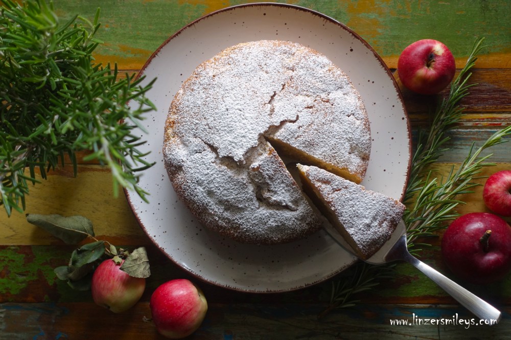 Apfelkuchen mit Rosmarin und Zitrone, vegetarisch, herbstlich, Äpfel aus der Wachau, Rosmarin aus dem Marchfeld, kulinarische Mitgebsel aus Niederösterreich, Rezept von Daniela Terenzi #linzersmileys