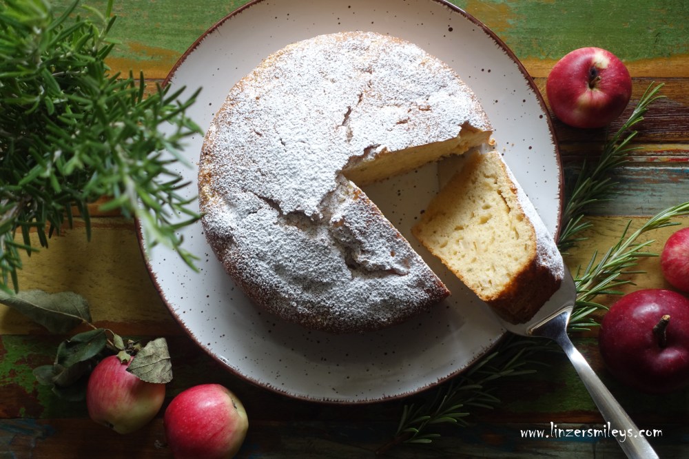 Apfelkuchen mit Rosmarin und Zitrone, vegetarisch, herbstlich, Äpfel aus der Wachau, Rosmarin aus dem Marchfeld, kulinarische Mitgebsel aus Niederösterreich, Rezept von Daniela Terenzi #linzersmileys