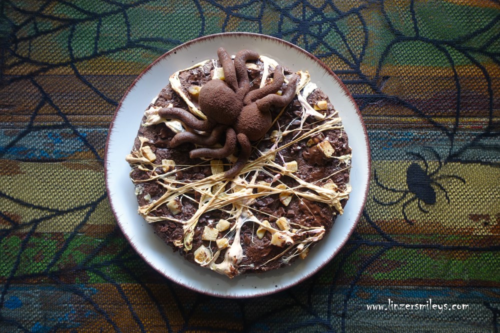 Grusel-Brownie, Brownies für Halloween, DIY Marzipan-Spinne, Spider, homemade, selbst gemacht, gruselig, köstlich, schaurig, Party, unheimlich, Süßes oder Saures, Marshmallows, Spinnennetz, Rezept von Daniela Terenzi von #linzersmileys 
