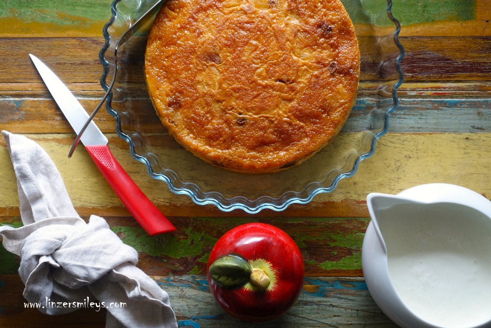 Rezept gegen Lebensmittelverschwendung, Brotkuchen mit Karamell, Äpfeln und Rosinen, Bread Pudding, Karamellpudding mit altbackenem Brot, gestürzter Kuchen, Resteverwertung, abgelaufene Milch, altes Brot, Kipferl, Hörnchen, Croissants, Brioche, nachhaltig, besser verwenden statt verschwenden!, Leckeres aus Resten, restlos genießen, für den Klimaschutz, vegetarisch köstlich, Daniela Terenzi #linzersmileys