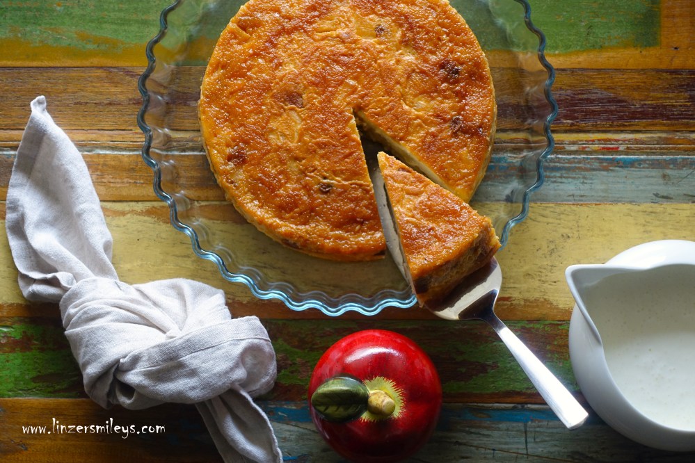 Rezept gegen Lebensmittelverschwendung, Brotkuchen mit Karamell, Äpfeln und Rosinen, Bread Pudding, Karamellpudding mit altbackenem Brot, gestürzter Kuchen, Resteverwertung, abgelaufene Milch, altes Brot, Kipferl, Hörnchen, Croissants, Brioche, nachhaltig, besser verwenden statt verschwenden!, Leckeres aus Resten, restlos genießen, für den Klimaschutz, vegetarisch köstlich, Daniela Terenzi #linzersmileys