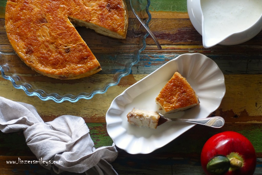 Rezept gegen Lebensmittelverschwendung, Brotkuchen mit Karamell, Äpfeln und Rosinen, Bread Pudding, Karamellpudding mit altbackenem Brot, gestürzter Kuchen, Resteverwertung, abgelaufene Milch, altes Brot, Kipferl, Hörnchen, Croissants, Brioche, nachhaltig, besser verwenden statt verschwenden!, Leckeres aus Resten, restlos genießen, für den Klimaschutz, vegetarisch köstlich, Daniela Terenzi #linzersmileys
