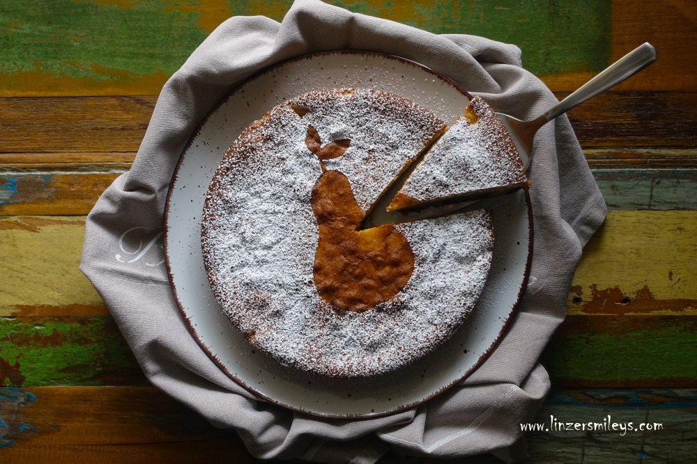 Birnenkuchen mit Schokodrops, Schokotropfen, herrlich fluffig, schokoladig, saftig, herbstlich backen, vegetarisch, Staubzucker-Deko, DIY, Birnenschablone von Daniela Terenzi vom Food Blog #linzersmileys