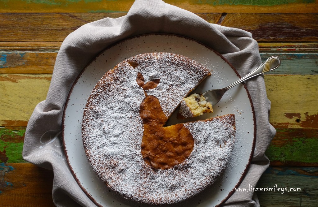 Birnenkuchen mit Schokodrops, Schokotropfen, herrlich fluffig, schokoladig, saftig, herbstlich backen, vegetarisch, Staubzucker-Deko, DIY, Birnenschablone von Daniela Terenzi vom Food Blog #linzersmileys